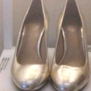 Gold 3 inch heels. Size:7M. Brand: Micheal Kors. Like new.